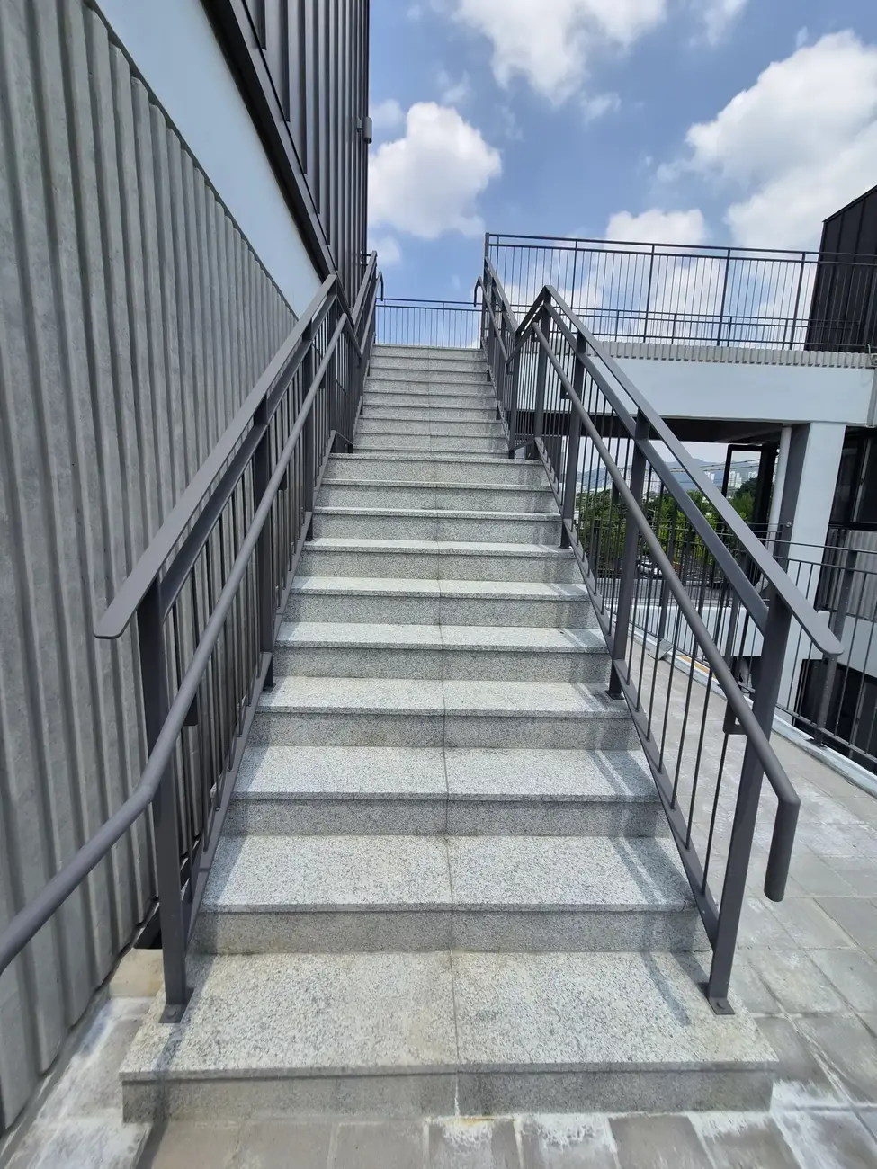경기 용인 계단수리, 평철과 환봉으로 마감한 옥상 계단 핸드레일 시공 완료 모습