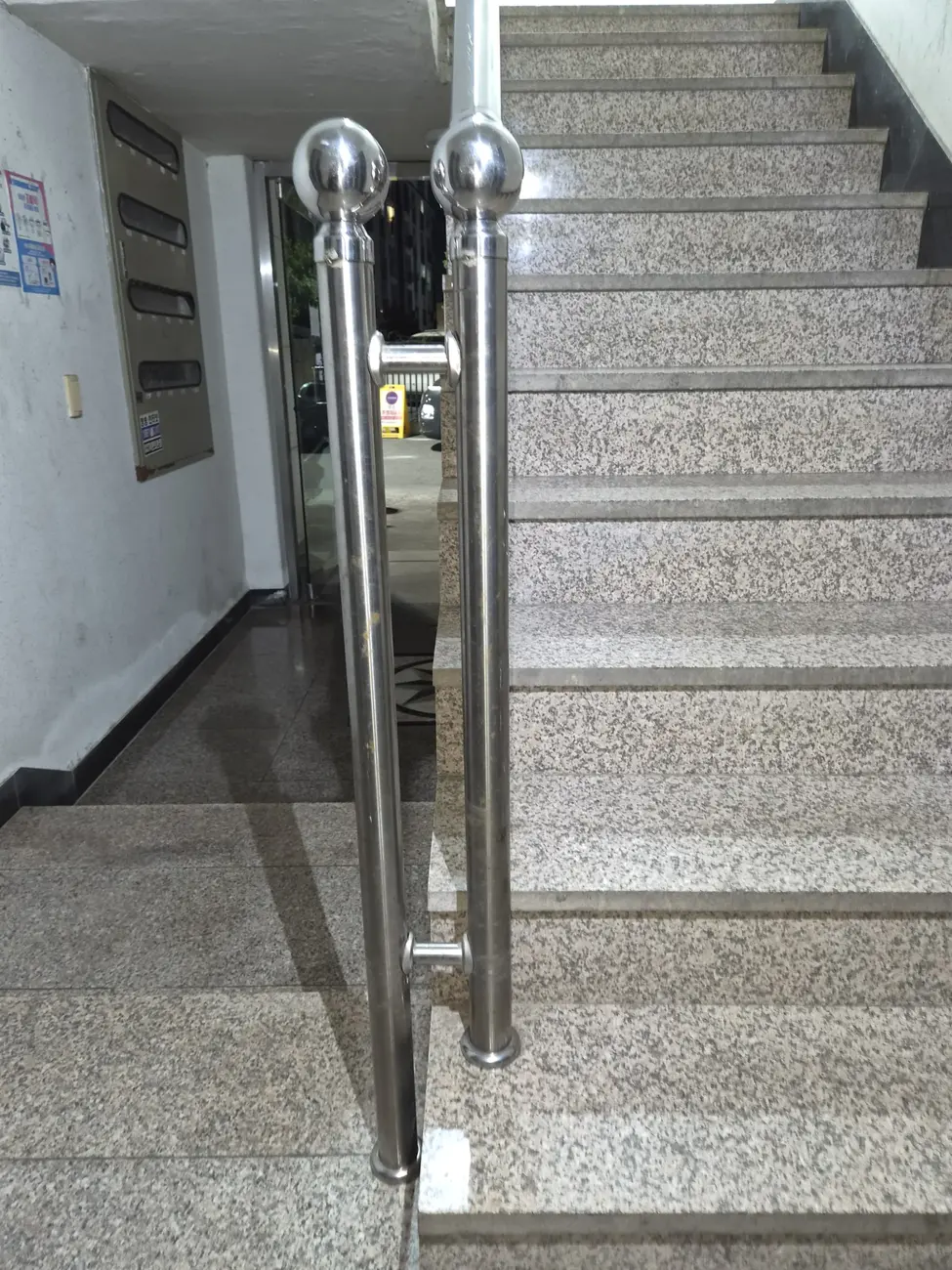 계단 핸드레일 용접부 재용접 보수 완료, 화강석 계단과 스테인리스 손잡이